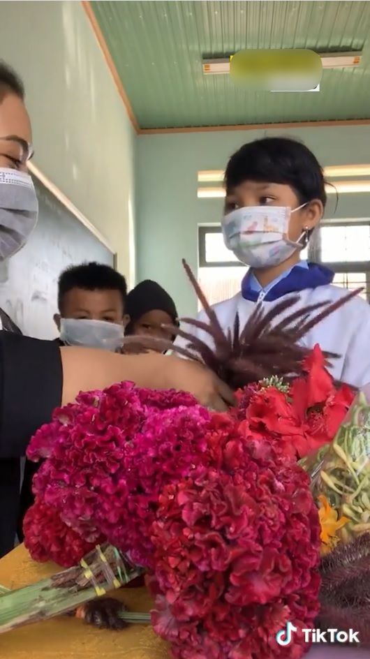 Xúc động hình ảnh học sinh vùng cao hái hoa dại, cỏ tranh tặng cô giáo