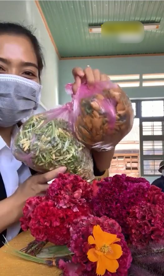 Xúc động hình ảnh học sinh vùng cao hái hoa dại, cỏ tranh tặng cô giáo