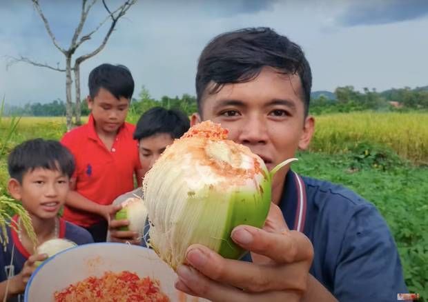 Youtuber nghèo nhất Việt Nam nay đổi đời: Cưới vợ xinh, xây nhà mới