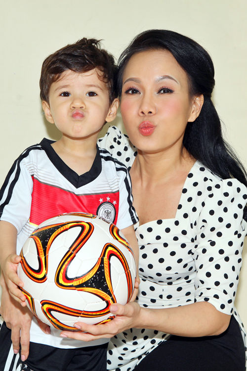 2 con của Việt Hương: Ái nữ học siêu giỏi, con trai chuẩn hoàng tử lai