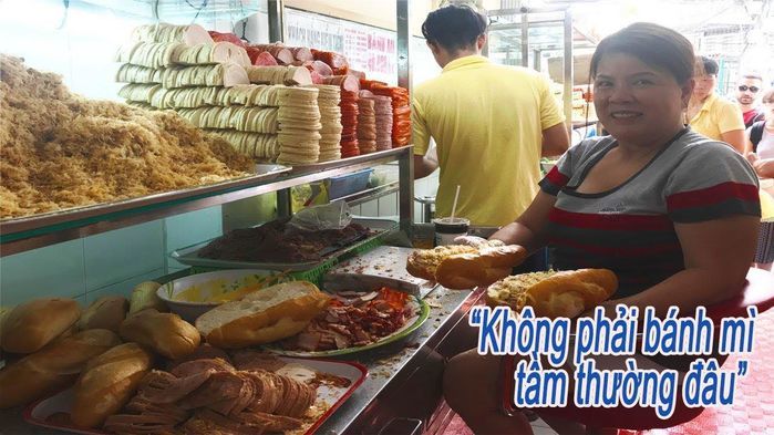2 gánh bánh mì nổi tiếng MXH tan đàn xẻ nghé trong ồn ào