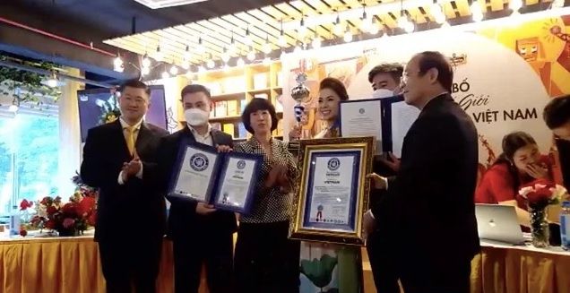 2 thiếu gia nhà Đặng Lê Nguyên Vũ lần đầu xuất hiện cạnh mẹ