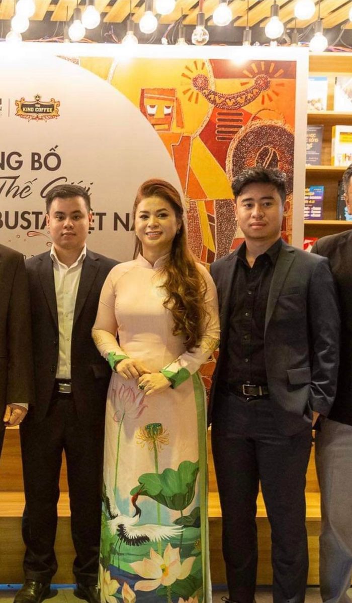 2 thiếu gia nhà Đặng Lê Nguyên Vũ lần đầu xuất hiện cạnh mẹ