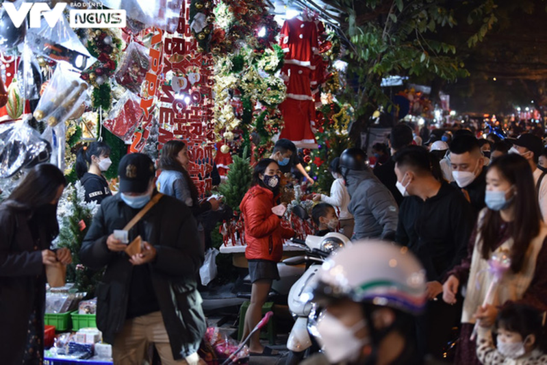 Người dân Hà Nội đón Noel sớm:  Hàng nghìn người vẫn đổ về phố Hàng Mã
