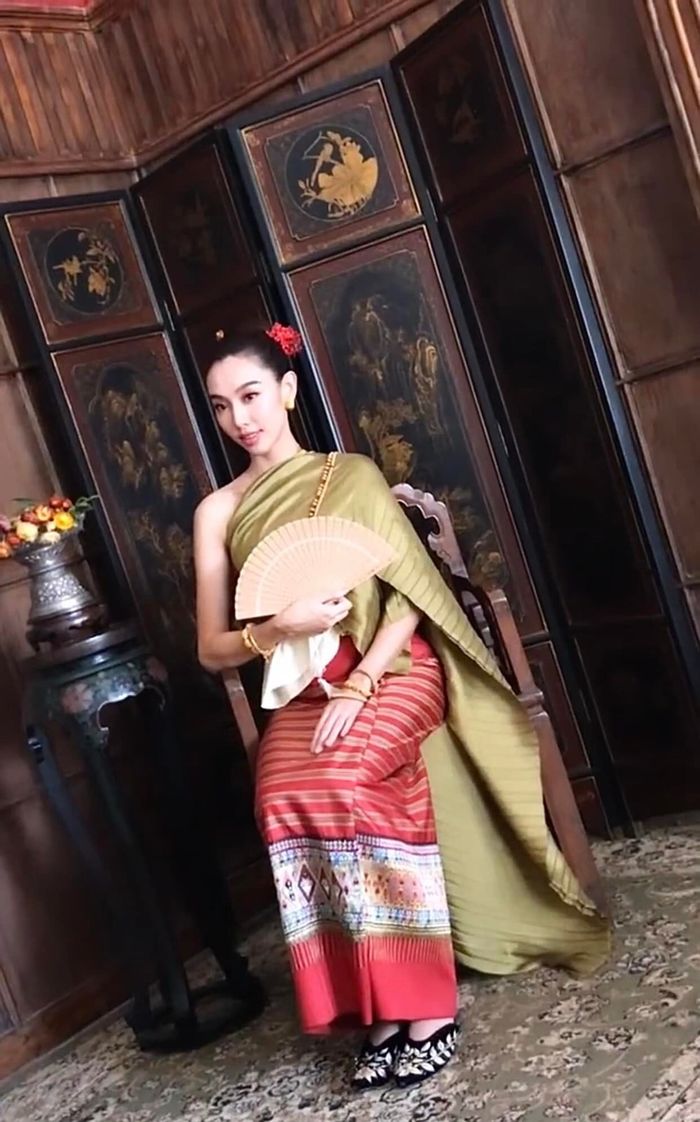 Trước thềm về Việt Nam, Thùy Tiên lần đầu diện áo dài trên đất Thái