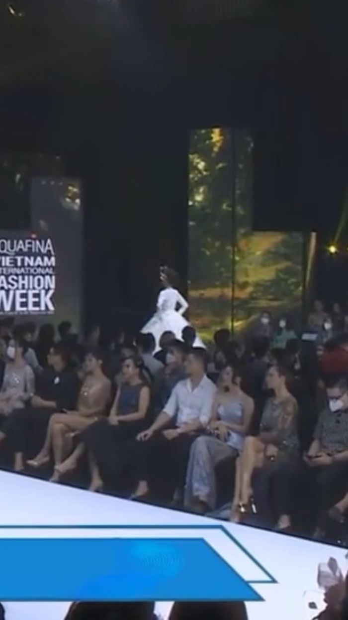 Oan gia ngõ hẹp: Lệ Quyên nhìn chăm chú khi thấy Cẩm Đan catwalk