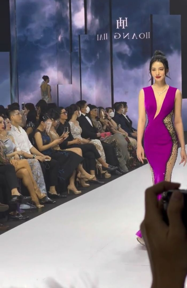 Oan gia ngõ hẹp: Lệ Quyên nhìn chăm chú khi thấy Cẩm Đan catwalk