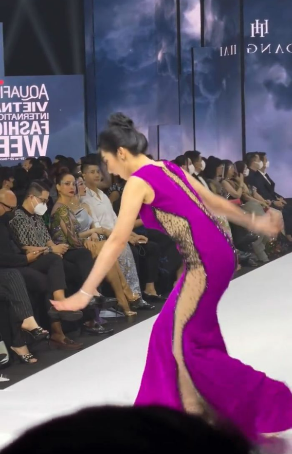 Oan gia ngõ hẹp: Lệ Quyên nhìn chăm chú khi thấy Cẩm Đan catwalk