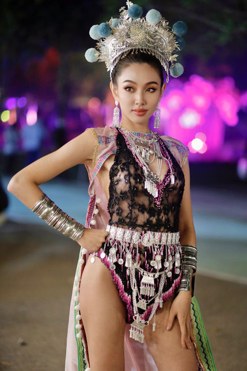 Ảnh hot sao Việt 26/12: Thùy Tiên mặc bodysuit ren diễn thời trang