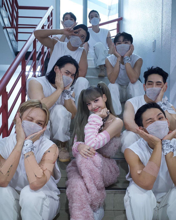 Ai hào phóng như Lisa : Gửi đồ hiệu cho quản lý, học trò cũng có lộc