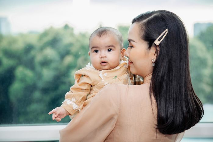 Ái nữ nhà Võ Hạ Trâm mới 6 tháng tuổi đã có tinh thần hiếu học