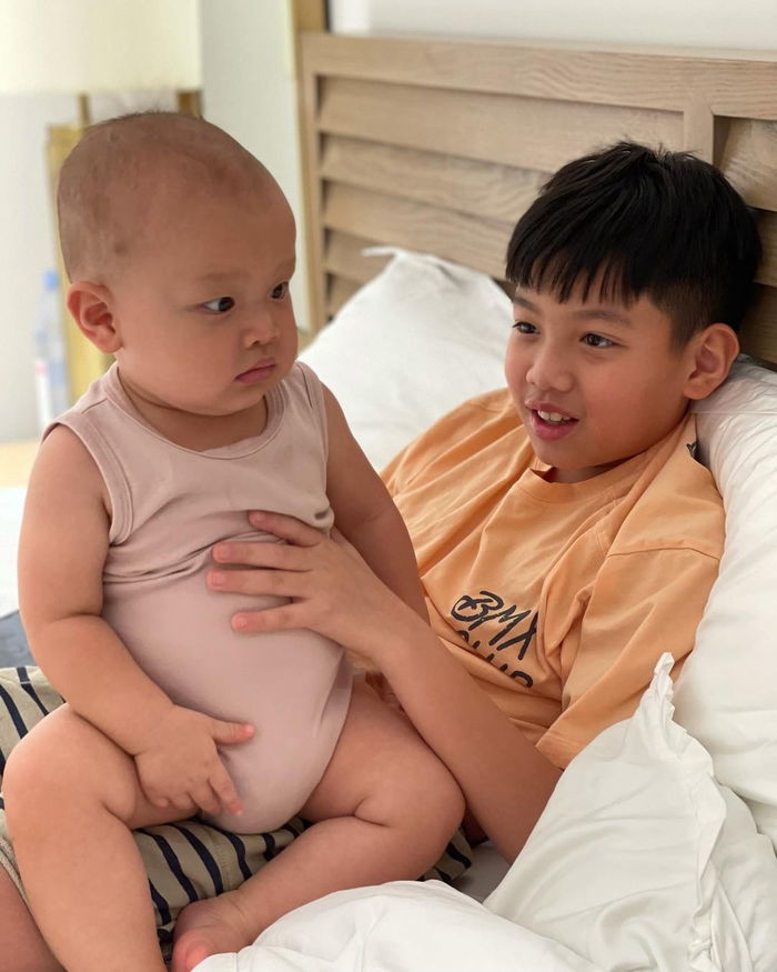 Anh hai Subeo đi chơi vẫn trông Lisa - Leon phụ bố Lý mẹ Hà