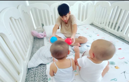Anh hai Subeo đi chơi vẫn trông Lisa - Leon phụ bố Lý mẹ Hà