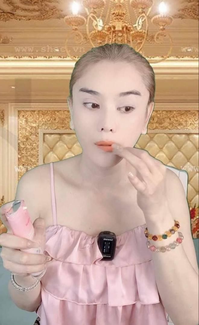 Ảnh hot sao Việt 12/12: Lâm Khánh Chi bị Covid vẫn livestream chốt đơn