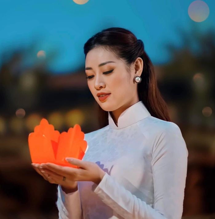 Ảnh hot sao Việt 21/12: Thùy Tiên tặng váy cho Hoa hậu Hòa bình Thái