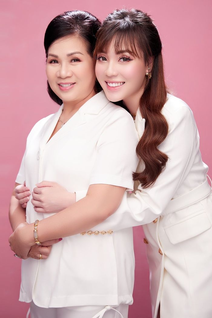 Âu Hà My chia sẻ hình ảnh thân thiết bên người mẹ đại gia
