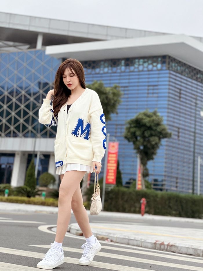 Info bạn gái nóng bỏng rải khắp nơi sau khi Hoàng Đức ghi bàn thắng