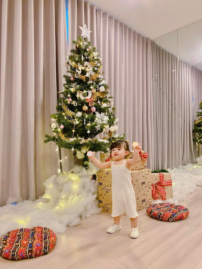 1001 biểu cảm của bé Winnie khi đứng trước cây thông Noel
