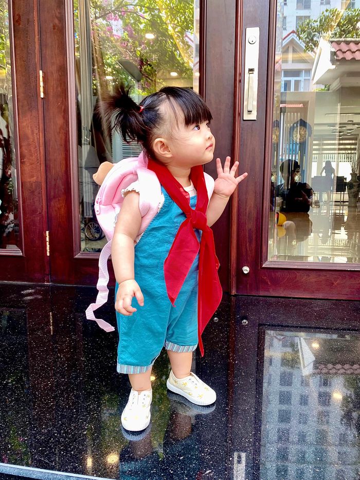1001 biểu cảm của bé Winnie khi đứng trước cây thông Noel