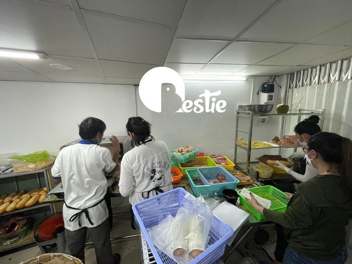 Tiệm bánh mì Bà Huynh không bán nhưng dòng người vẫn xếp hàng đợi