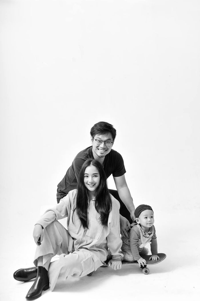 Bộ ảnh hạnh phúc của nàng thơ xứ Huế Kiều Oanh cùng chồng và quý tử