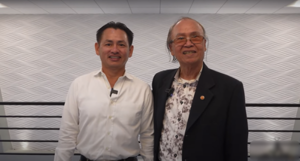 Bố mẹ ruột kín tiếng của Johnny Đặng: Luôn dạy con giữ chữ tín