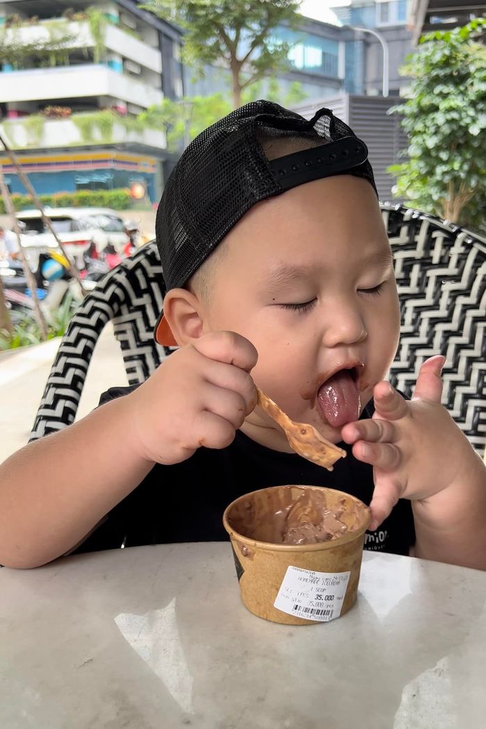 Bố mẹ làm ca sĩ nhưng con lại mang khiếu hề hước: Leon quậy đục nước