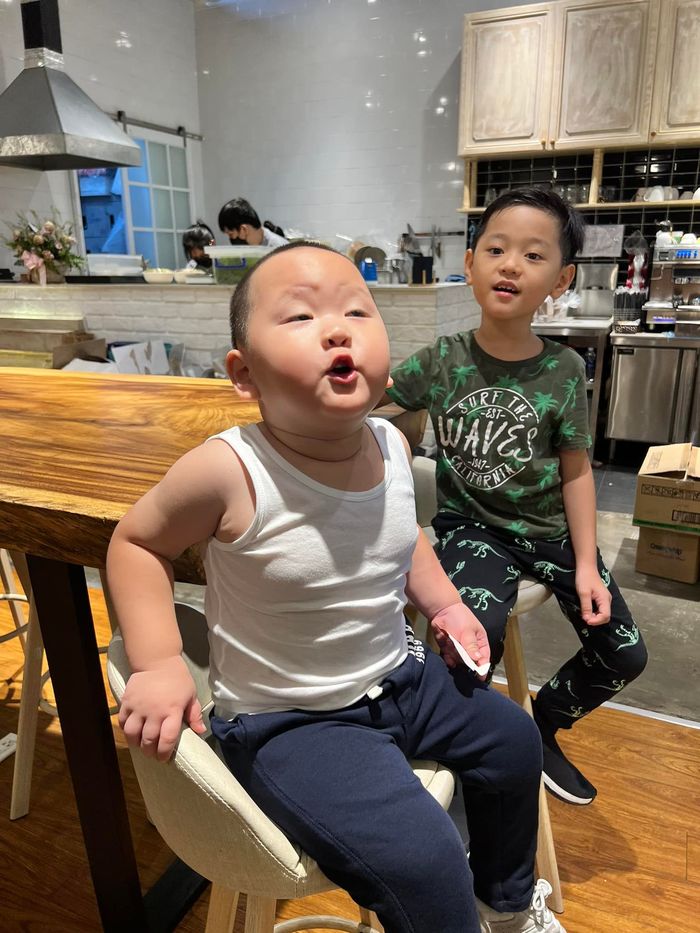Bố mẹ làm ca sĩ nhưng con lại mang khiếu hề hước: Leon quậy đục nước