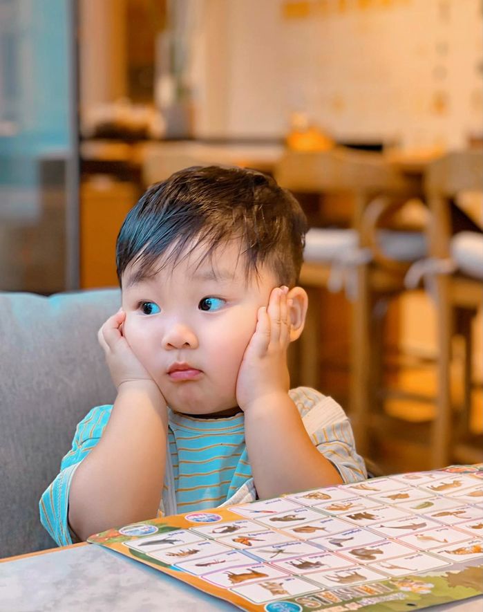 Bo Thúi vừa dậy đã ngồi ngay vào bàn học tiếng Anh: giỏi quá con ơi!