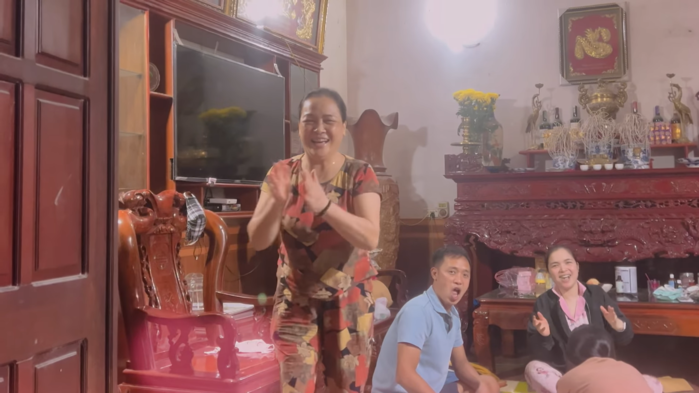 Bo Thúi vừa dậy đã ngồi ngay vào bàn học tiếng Anh: giỏi quá con ơi!