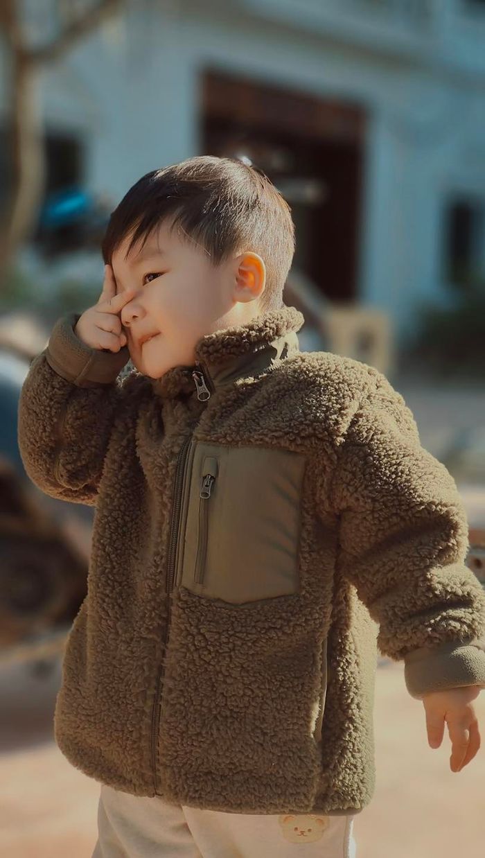 Bo Thúi vừa dậy đã ngồi ngay vào bàn học tiếng Anh: giỏi quá con ơi!