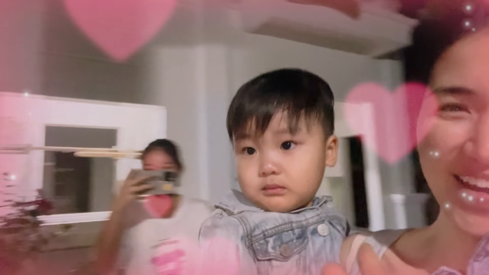 Bo Thúi vừa dậy đã ngồi ngay vào bàn học tiếng Anh: giỏi quá con ơi!