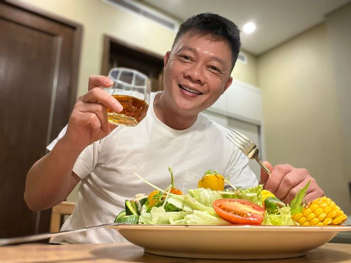 BTV Quang Minh vừa nghi F0: Tức tốc giải tán 4 con, ngủ riêng với vợ