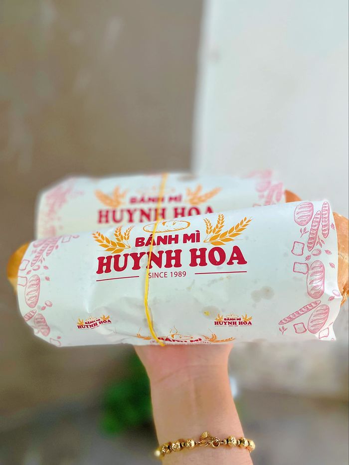 Cách đáp trả của bánh mì Huynh Hoa: Tung phiên bản bánh mì trà xanh