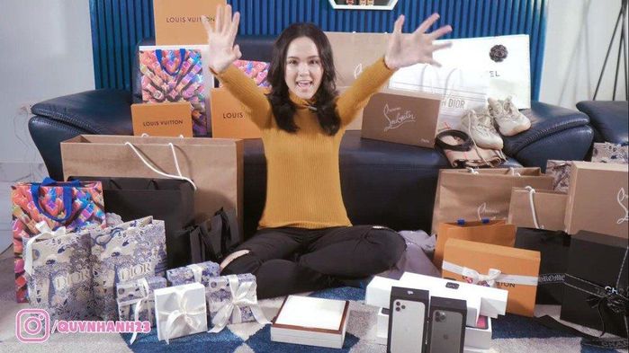 Duy Mạnh mừng sinh nhật Quỳnh Anh: Đặt quà hàng hiệu ship tận giường