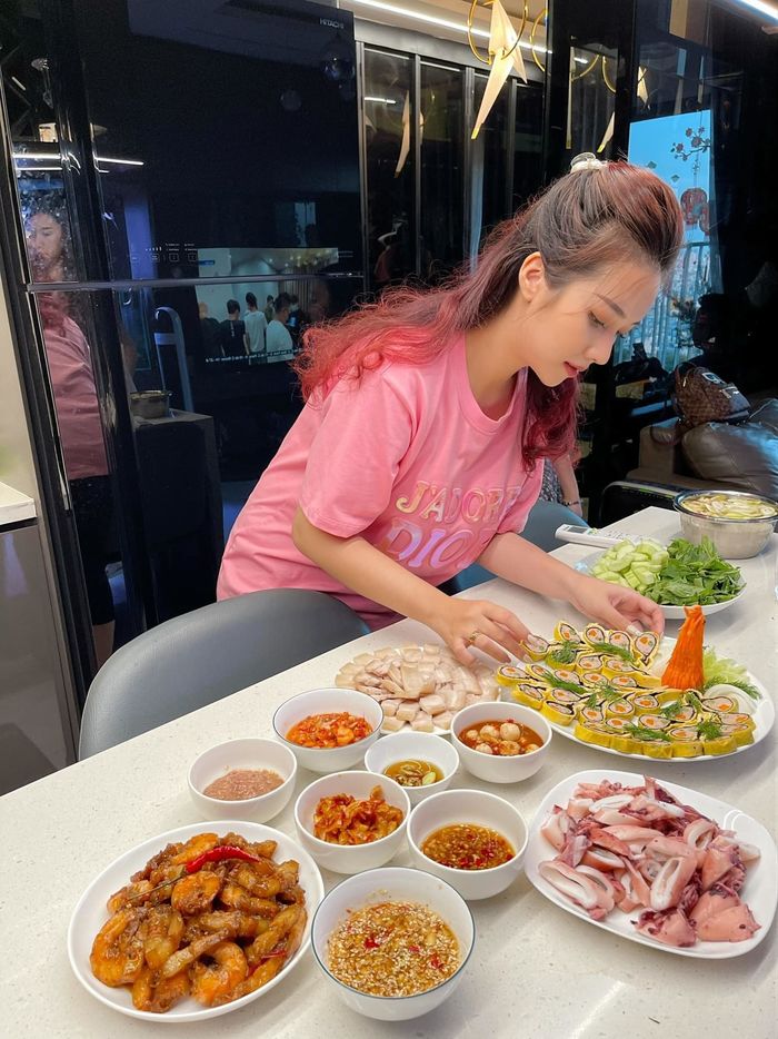 Cận cảnh gian bếp nửa tỷ, sang chảnh như nhà hàng của hot girl xứ Huế