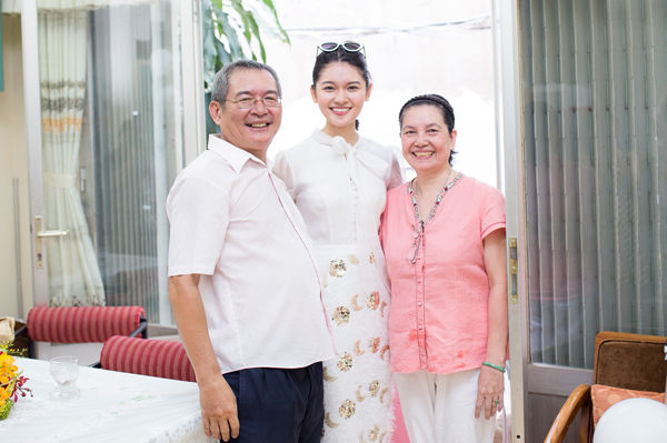 Cặp vợ chồng nổi tiếng đẻ 4 nàng công chúa: Cô út là Á hậu Việt Nam