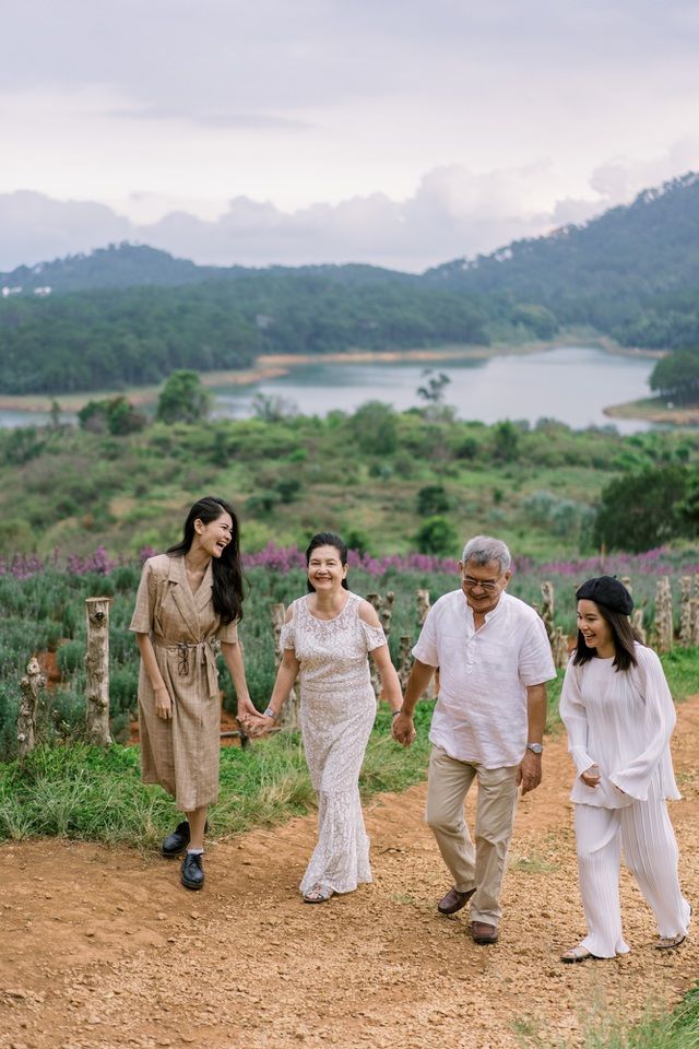 Cặp vợ chồng nổi tiếng đẻ 4 nàng công chúa: Cô út là Á hậu Việt Nam
