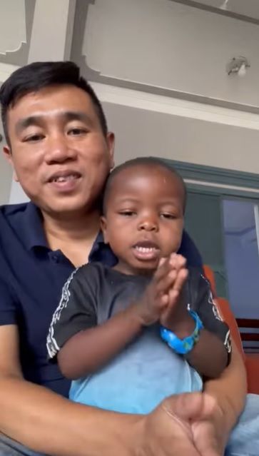 Cậu bé châu Phi hát Con cò bé bé, nói tiếng Việt cực sõi gây sốt