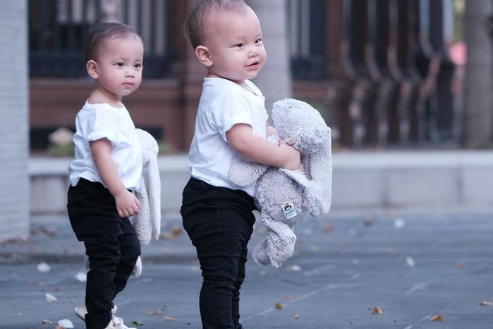 Cậu ú Leon đi đứng cứng cáp, ngày càng ra dáng fashionista nhí