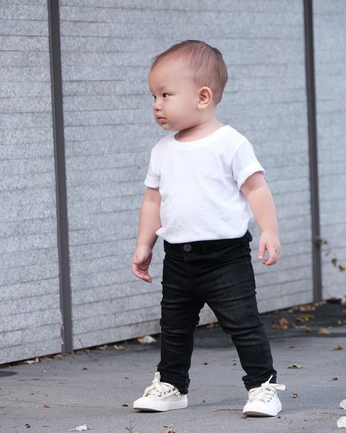 Cậu ú Leon đi đứng cứng cáp, ngày càng ra dáng fashionista nhí