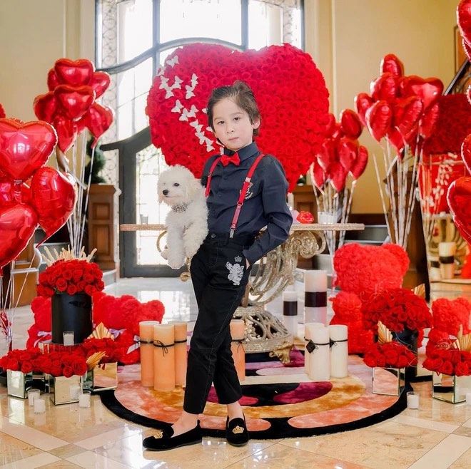 Con của nhà nữ tỷ phú gốc Việt: 8 tuổi đã diện “nguyên cây” đồ hiệu