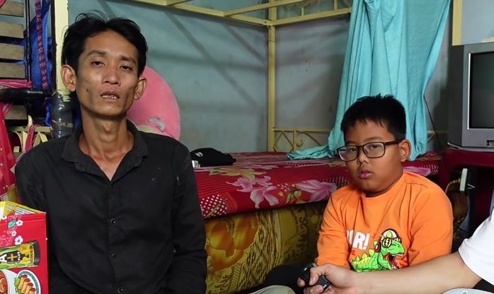 Cậu bé 8 tuổi bán me đỡ đần cha sau khi mẹ bỏ đi