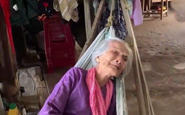 Cưng xỉu khoảnh khắc hai cụ bà so tuổi: 1929 vẫn lớn hơn 1930 1 tuổi