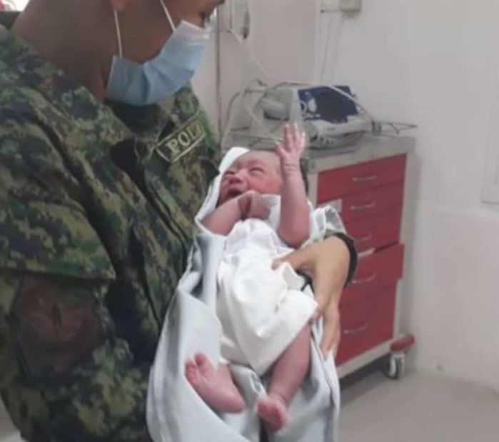 Chú chó thông minh dẫn đường vào bãi rác, người dân kịp cứu bé sơ sinh