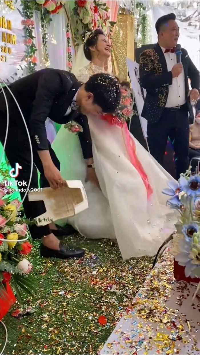 Chú rể kê ghế để vợ cao hơn: Há hốc khi thấy chiếc quần của cô dâu