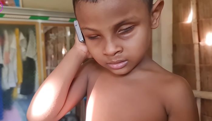 Cậu bé mù Trà Vinh không ăn một hạt cơm chỉ gặm gỗ