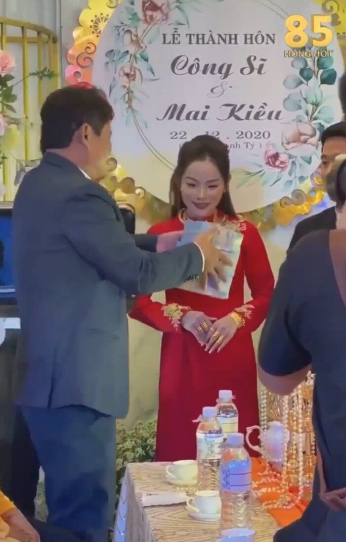 Cô dâu run tay nhận 2 sổ đỏ, 500 triệu và “một đống vàng” từ ba chồng