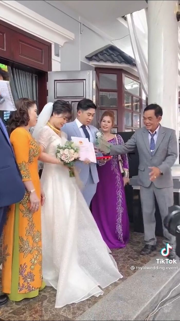 Cô dâu run tay nhận 2 sổ đỏ, 500 triệu và “một đống vàng” từ ba chồng