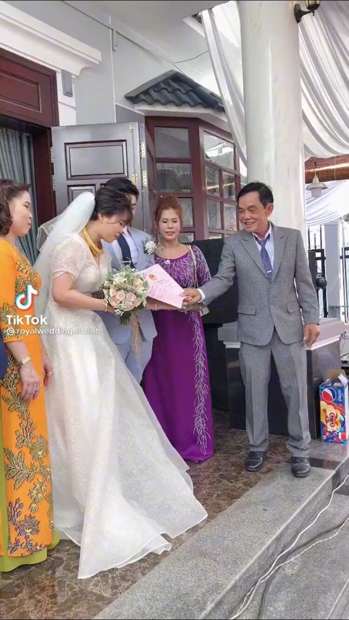 Cô dâu run tay nhận 2 sổ đỏ, 500 triệu và “một đống vàng” từ ba chồng